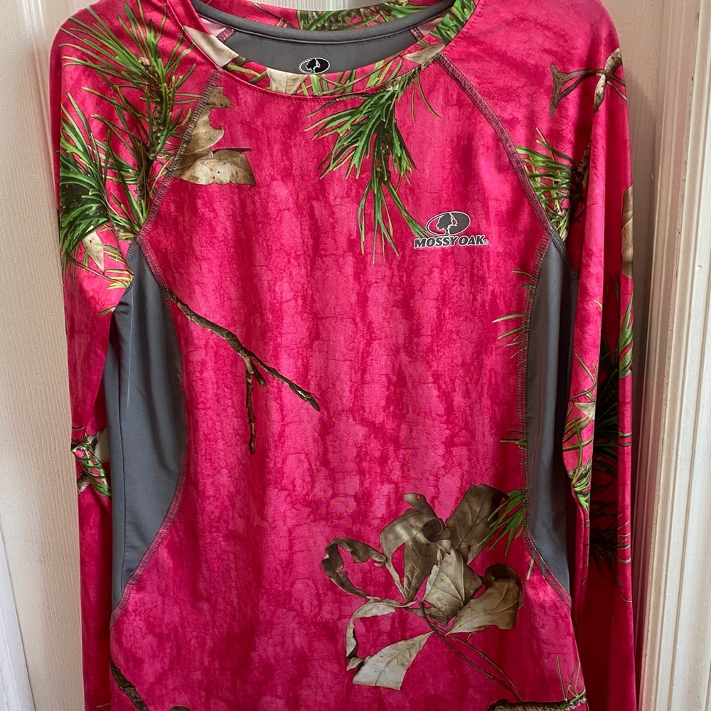 Women hot pink camouflage mossy oak long sleeve t shirt; spandex